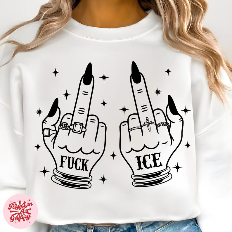 Peut inclure: Sweat-shirt blanc avec un motif noir de deux mains faisant un doigt d'honneur. Le mot "FUCK" est imprim&eacute; sous une main et "ICE" sous l'autre. Les mains ont des ongles noirs et sont orn&eacute;es de bagues.