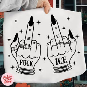 Peut inclure: Sac fourre-tout blanc avec une illustration noire de deux mains faisant un doigt d'honneur. Les mains ont de longs ongles noirs et des bagues. Le mot "FUCK" est imprim&eacute; sous une main et "ICE" sous l'autre. Des &eacute;toiles sont dispers&eacute;es autour des mains.