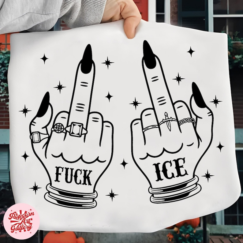 Peut inclure: Sac fourre-tout blanc avec une illustration noire de deux mains faisant un doigt d'honneur. Les mains ont de longs ongles noirs et des bagues. Le mot "FUCK" est imprim&eacute; sous une main et "ICE" sous l'autre. Des &eacute;toiles sont dispers&eacute;es autour des mains.