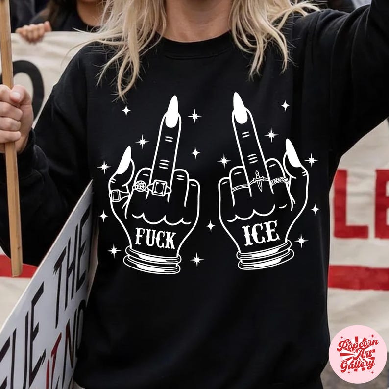 Peut inclure: Sweat-shirt noir avec un motif blanc de deux mains faisant un doigt d'honneur. Le mot "FUCK" est sous une main et "ICE" sous l'autre. Les mains sont orn&eacute;es de bagues et de longs ongles blancs. De petites &eacute;toiles blanches sont dispers&eacute;es autour des mains.