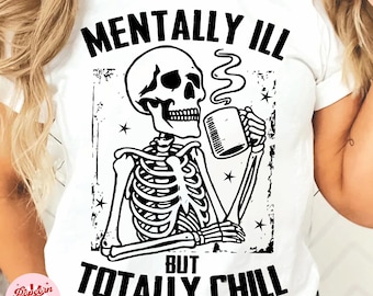 Doente mental, mas totalmente tranquilo PNG, Design engraçado de camiseta de esqueleto com café, Citação sarcástica PNG, Vetor de humor negro, Saúde mental PNG