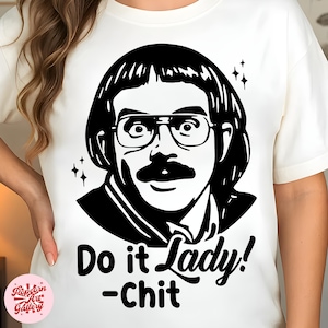 Puede incluir: Camiseta blanca con un gráfico en blanco y negro de un hombre con gafas y bigote. El texto "Do it Lady! -Chit" está impreso debajo del gráfico. La camiseta es de cuello redondo.