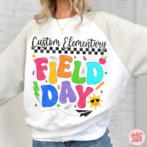 Puede incluir: Un letrero de madera rústica con el texto "Welcome to our home" en letras blancas. El letrero presenta un acabado envejecido y un diseño simple y acogedor, perfecto para un porche o entrada.