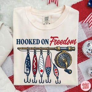 Esca da pesca per il 4 luglio PNG, design patriottico per maglietta da pesca, grafica di pesca con bandiera americana, pescatore rosso bianco blu, download digitale