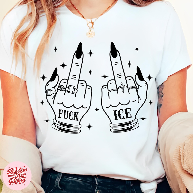 Peut inclure: T-shirt blanc avec un motif noir de deux mains faisant un doigt d'honneur. Le mot "FUCK" est imprim&eacute; sous une main et "ICE" sous l'autre. Les mains sont orn&eacute;es de bagues et de vernis &agrave; ongles noir.