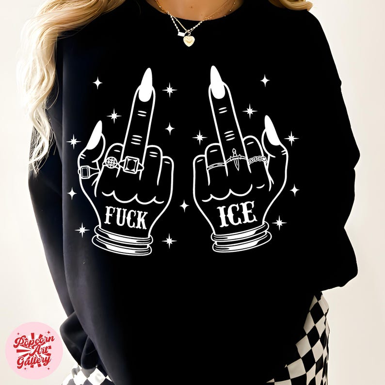 Peut inclure: Sweat-shirt noir avec un motif blanc de deux mains faisant un doigt d'honneur. Le mot "FUCK" est imprim&eacute; sous une main et "ICE" sous l'autre. Les mains sont orn&eacute;es de bagues et de longs ongles. Des &eacute;toiles blanches sont dispers&eacute;es autour des mains.