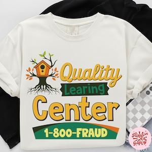 Könnte beinhalten: Weißes Sweatshirt mit einem grafischen Design, das einen Baum mit einem Vogelhaus und die Worte "Quality Learing Center" in Gelb und Grün zeigt. Der Satz "1-800-FRAUD" ist ebenfalls im Design enthalten.