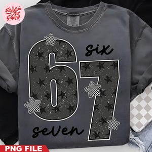 Könnte beinhalten: Dunkelgraues T-Shirt mit den Zahlen "67" in fetter Schrift, gefüllt mit einem Sternmuster. Das Wort "six" steht über der "6" und "seven" unter der "7". Schachbrettmuster-Sternakzente sind um die Zahlen platziert.