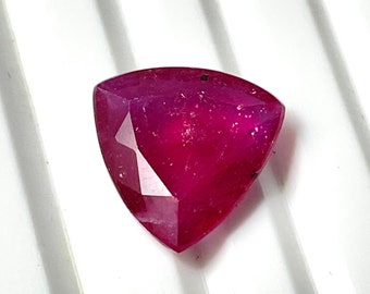 Rubino, Rubino naturale, Pietra tagliata con rubino, Rubino sfaccettato Trillion, Gioiello riempito di vetro rubino, Pietra portafortuna di luglio, 13 x 13 mm, circa 6,55 carati