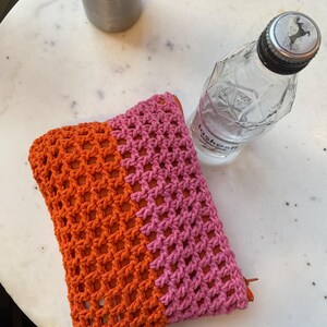 Elevate your beauty routine with this beautiful handcrafted Crochet Clutch Bag. Expertly designed for the modern individual who appreciates function fused with style, this mini clutch bag is a chic way to keep your favorite cosmetics organized.