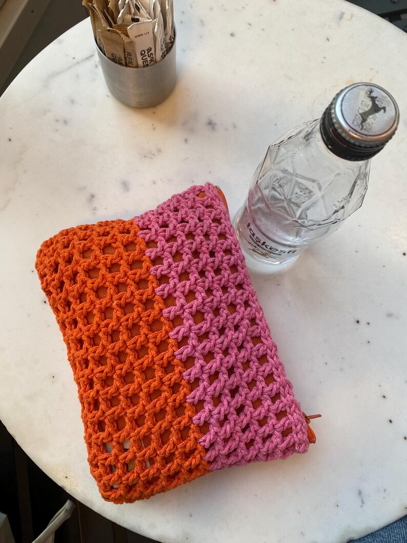 Elevate your beauty routine with this beautiful handcrafted Crochet Clutch Bag. Expertly designed for the modern individual who appreciates function fused with style, this mini clutch bag is a chic way to keep your favorite cosmetics organized.