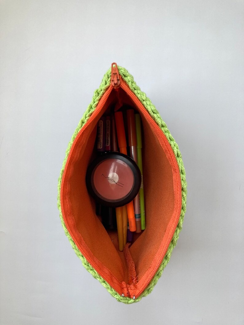 Elevate your beauty routine with this beautiful handcrafted Crochet Makeup Bag. Expertly designed for the modern individual who appreciates function fused with style, this makeup bag is a chic way to keep your favorite cosmetics organized.