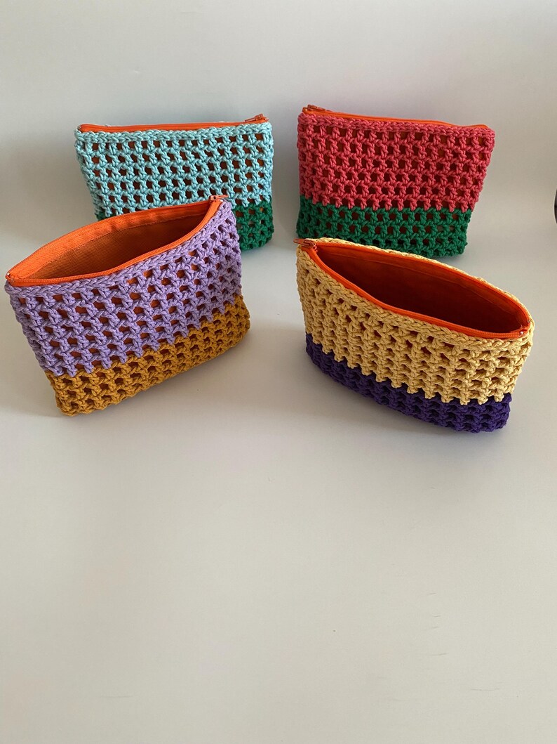 Elevate your beauty routine with this beautiful handcrafted Crochet Makeup Bag. Expertly designed for the modern individual who appreciates function fused with style, this makeup bag is a chic way to keep your favorite cosmetics organized.
