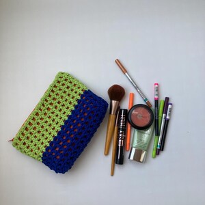 Elevate your beauty routine with this beautiful handcrafted Crochet Makeup Bag. Expertly designed for the modern individual who appreciates function fused with style, this makeup bag is a chic way to keep your favorite cosmetics organized.