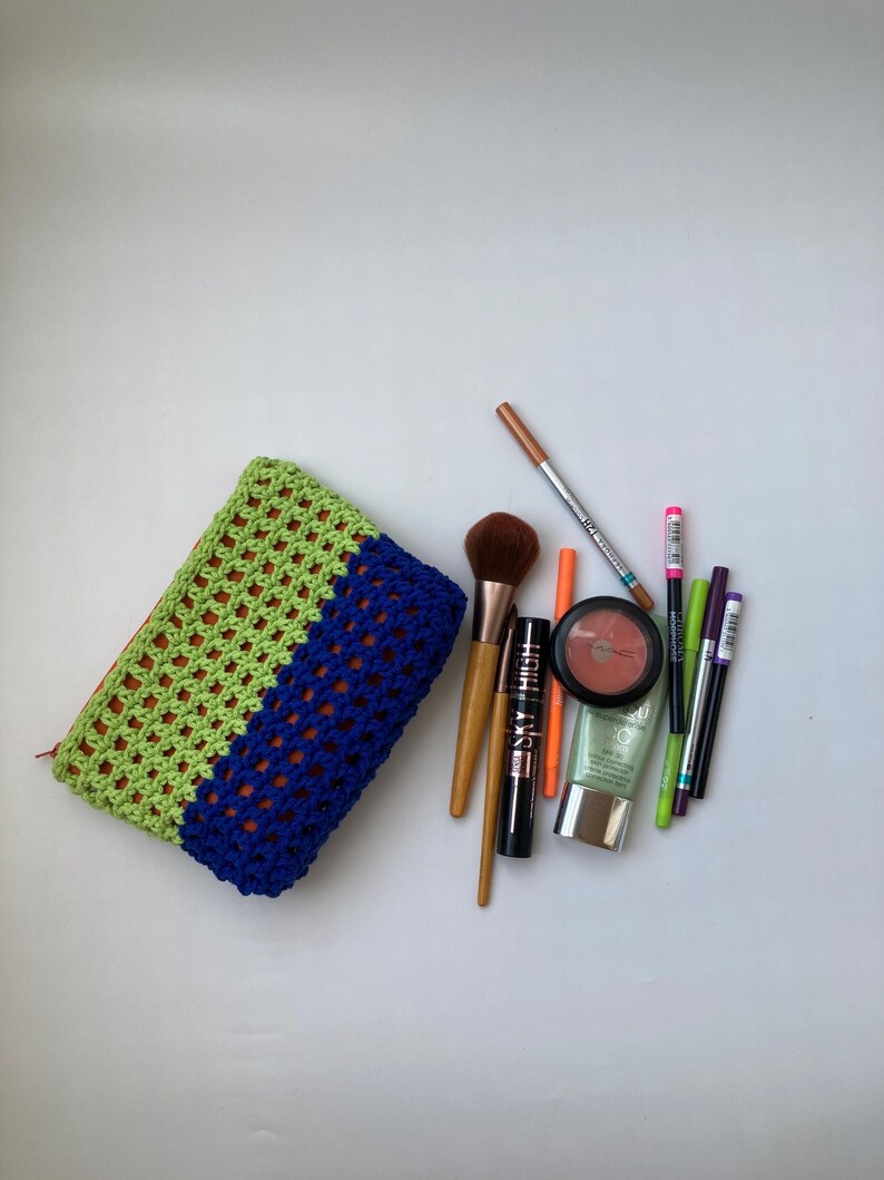 Elevate your beauty routine with this beautiful handcrafted Crochet Makeup Bag. Expertly designed for the modern individual who appreciates function fused with style, this makeup bag is a chic way to keep your favorite cosmetics organized.