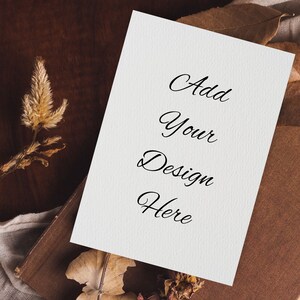 Elegante 5x7 Flat Lay Wedding Invite Mockup para chás de bebê e eventos