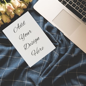 Elegante 5x7 Convite de Casamento Mockup com Design Flat Lay para Chás de Bebê e Eventos
