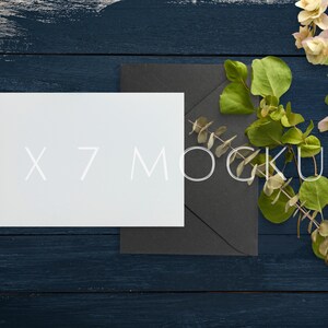 Convite de casamento exclusivo Flat Lay Mockup com design de cartão de chá de bebê