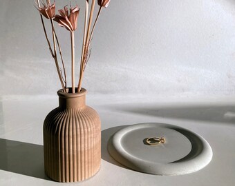 Minimalist Concrete Ribbed Vase: Modern Home Decor