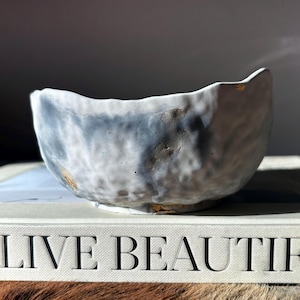 Earthy Concrete Bowl: Unique Crater Design, Decorative Catchall