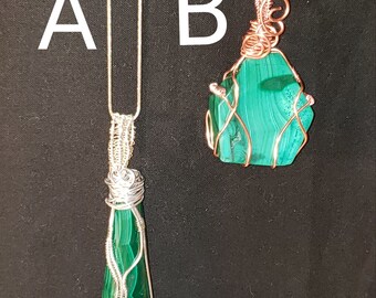 Colgante de malaquita hecho a mano en una envoltura de cobre.