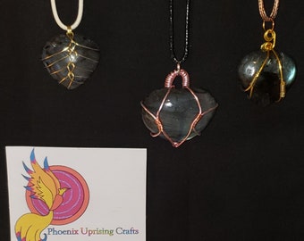 Labradorita Collar Pulido en Forma de Corazón envuelto en cobre