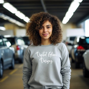 Curly Hair Mockup, Parkeergarage, Jonge Tiener, Young Mom Mockup, Esthetisch, Gilden Sweatshirt