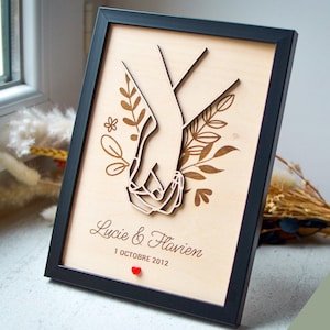 Cadre personnalisé couple en bois, mains enlacées. Affiche bois prénoms et date, cadeau mariage rencontre | Saint Valentin | Cadeau | Amour