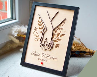 Gepersonaliseerde houten fotolijst voor een stel, handen ineengeklemd. Houten poster met namen en datum, huwelijks-/ontmoetingscadeau | Valentijnsdag | Cadeau | Liefde