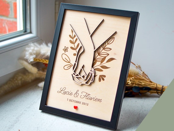 Cadre personnalisé couple en bois, mains enlacées. Affiche bois prénoms et date, cadeau mariage rencontre | Saint Valentin | Cadeau | Amour