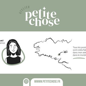 Op de afbeelding: Een zwart-witte illustratie van een vrouw met kort haar. De tekst "Luci La cr&eacute;atrice" staat boven de illustratie. De tekst "Atelier petite chose" staat bovenaan de afbeelding. Een kaart van Bretagne, Frankrijk, is weergegeven met een rode stip die een locatie markeert. De tekst "ici" staat naast de rode stip. De tekst "Tous les produits sont cr&eacute;&eacute;s/fabriqu&eacute;s dans mon atelier dans le morbihan" staat onder de kaart. De tekst "WWW.PETITECHOSE.FR" staat onderaan de afbeelding.