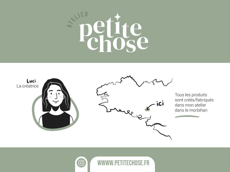 Op de afbeelding: Een zwart-witte illustratie van een vrouw met kort haar. De tekst "Luci La cr&eacute;atrice" staat boven de illustratie. De tekst "Atelier petite chose" staat bovenaan de afbeelding. Een kaart van Bretagne, Frankrijk, is weergegeven met een rode stip die een locatie markeert. De tekst "ici" staat naast de rode stip. De tekst "Tous les produits sont cr&eacute;&eacute;s/fabriqu&eacute;s dans mon atelier dans le morbihan" staat onder de kaart. De tekst "WWW.PETITECHOSE.FR" staat onderaan de afbeelding.