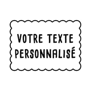 Peut inclure: Un graphique noir et blanc avec une bordure festonnée. Le texte à l'intérieur du graphique indique "VOTRE TEXTE PERSONNALISÉ".