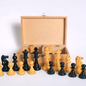 Vintage Staunton Schachspiel 40er Jahre Schachset aus Buchsbaumholz im Lardy Stil – Großes Turnier mit Original Holzbox – Seltenes Sammlerstück