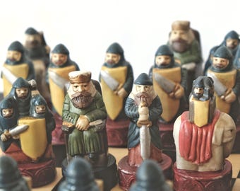 Piezas de ajedrez medievales de cruzados, figuras pintadas a mano, estilo vintage de los años 70, juego completo de 32 piezas.