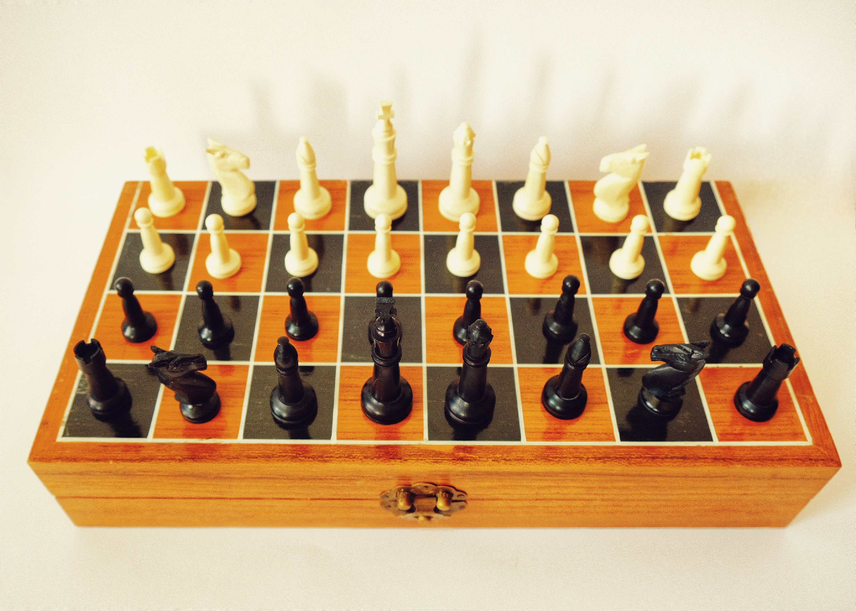 Schach - Brettkasten aus Muschelahorn mit Hornfiguren (weltweit