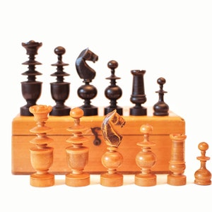 Pièces d'échecs Regency vintage ou anciennes des années 1920, fabriquées à la main en Allemagne avec une boîte de rangement en bois, cadeau unique pour les hommes et les collectionneurs !