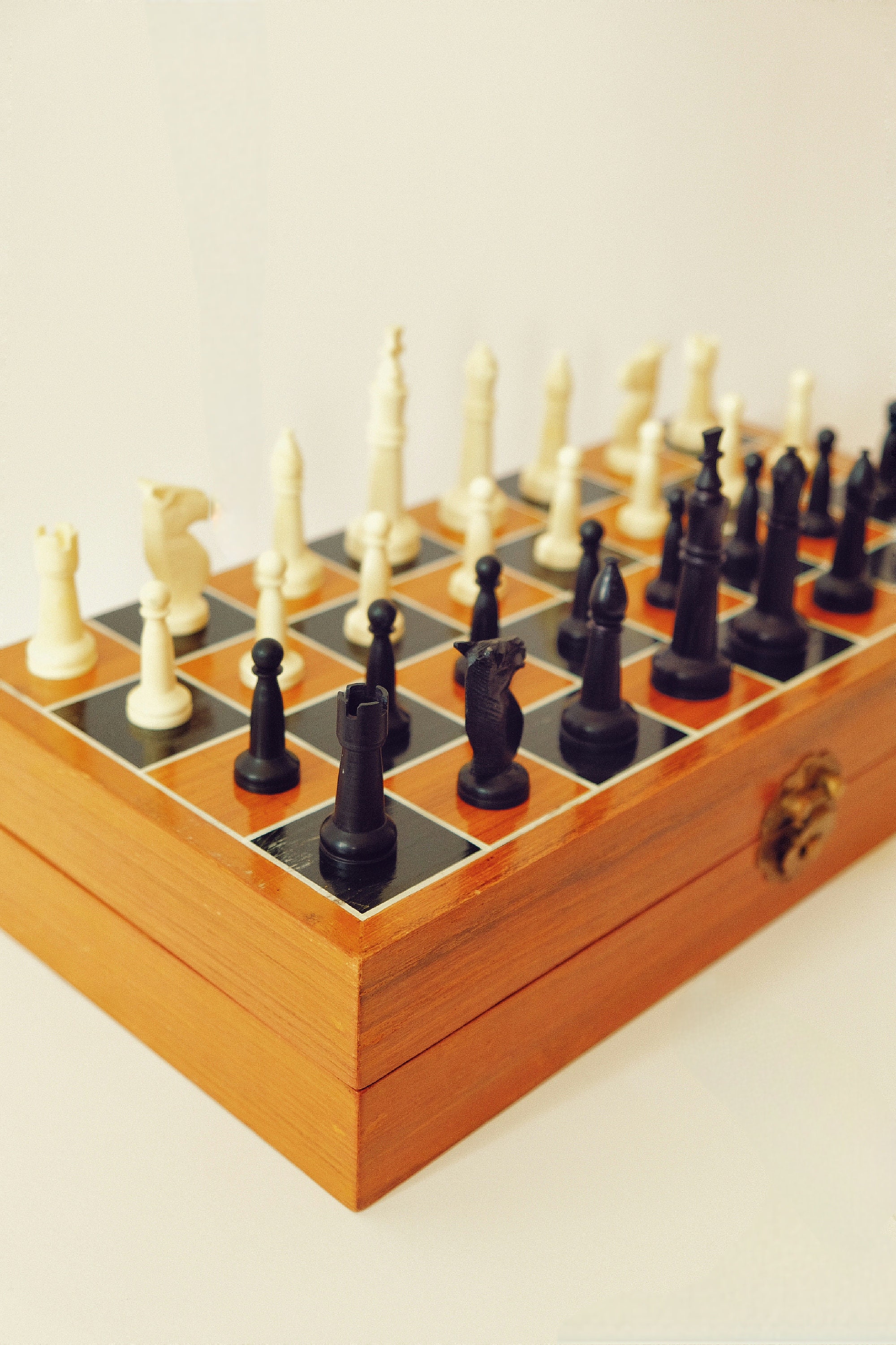 Schach mit handgeschnitzten Figuren, Nr. 104 aus Holz, Schachspiel 65x