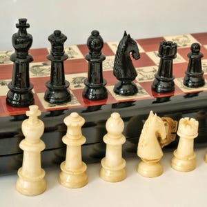 Vintage Horn & Bone Schach Set: Handgedrechseltes Reise-Schachspiel mit Sternzeichen-Brett
