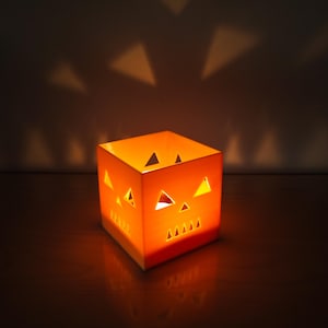 Lámpara de té con forma de cubo de calabaza. ¡Ilumina tu decoración de Halloween!