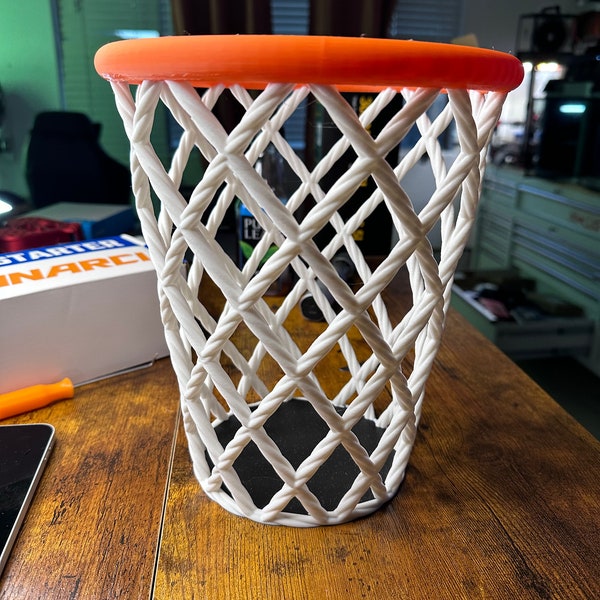 Cestino da scrivania a forma di canestro da basket: decorazione per ufficio realizzata a mano e a macchina.