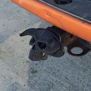 Osłona zaczepu przyczepy Horned Skull (rozmiary odbiornika 2&quot;, 2,5&quot; lub 3&quot;) Dostępna w wielu opcjach kolorystycznych.