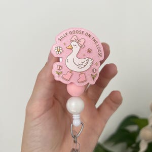 シリコンビーズ付きアクリルバッジリール - 格納式ナースバッジ、バッジリール、バッジリール、格納式バッジリール、Silly Gooseバッジリール