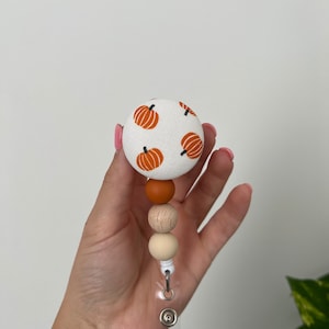 Bobines d&#39;insigne d&#39;Halloween, bobines d&#39;insigne d&#39;infirmière, clips pour insigne, bobines d&#39;insigne automne, bobines d&#39;insigne de l&#39;AIIC, bobines d&#39;insigne bohèmes, insignes rétractables