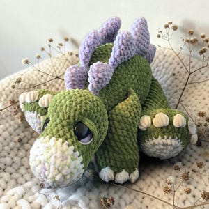 Patrón de ganchillo en PDF de Arlo el estegosaurio de pies grandes