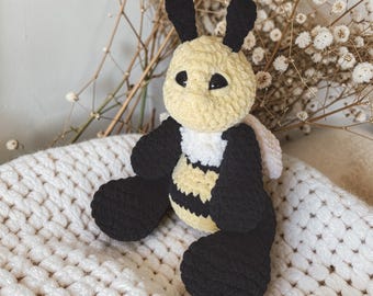 BIG FOOTED Low Sew Benny Bee PDF Crochet Pattern