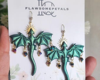 Dragões místicos com mudança de cor em tons de verde-azulado, brincos de dragão leves em argila polimérica, joias de fadas renascentistas.