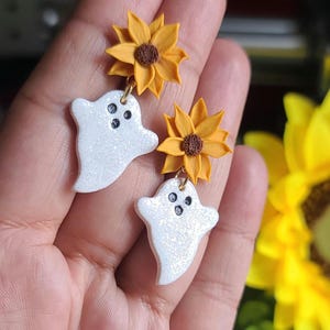 Kolczyki z duchami słonecznika, ręcznie robione kolczyki z polimeru gliny w kształcie słonecznika, kolczyki na Halloween, kolczyki z duchami kwiatowymi, lśniące kolczyki z duchami