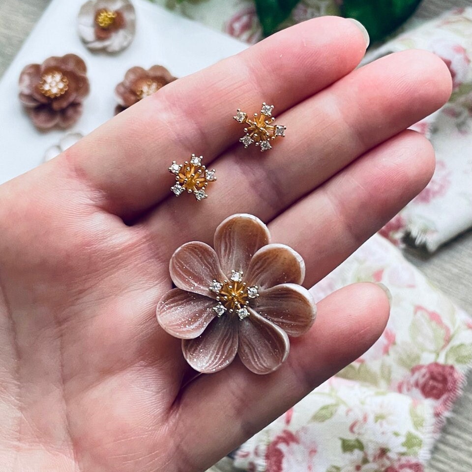 Gold Flower Pollen Center Stamens Cubic Zirconia, Floral