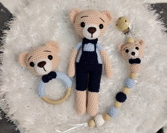 Ręcznie robiony na szydełku zestaw dla noworodków z misiem amigurumi, grzechotką i klipsem do smoczka